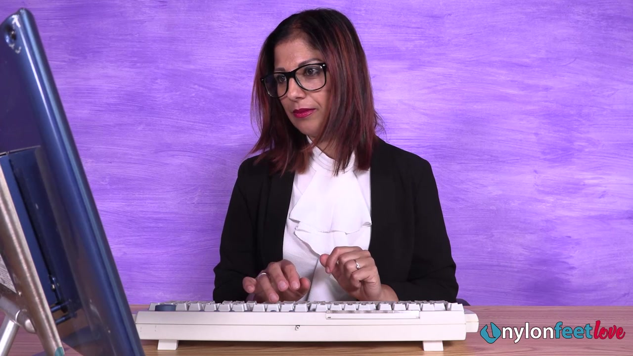 Super-hot secretary Simoncina shows off her nyloned feet