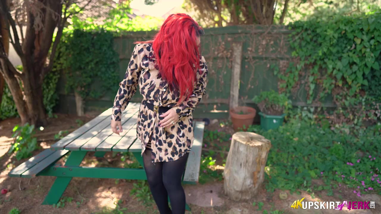 Garden Pussy - UpskirtJerk
