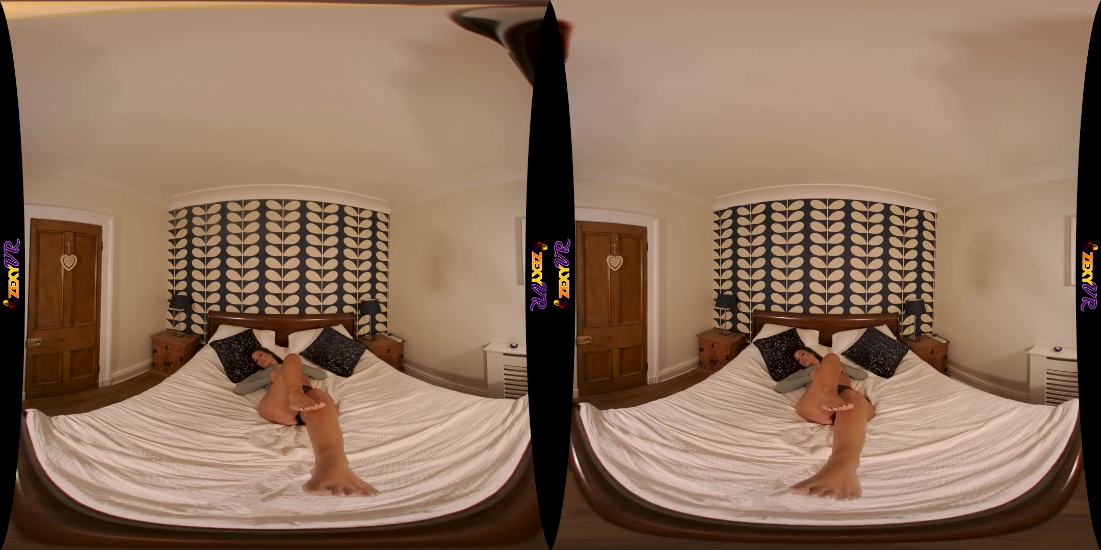 Dreaming Of Frankie - Incredible Babe Solo on the Bed