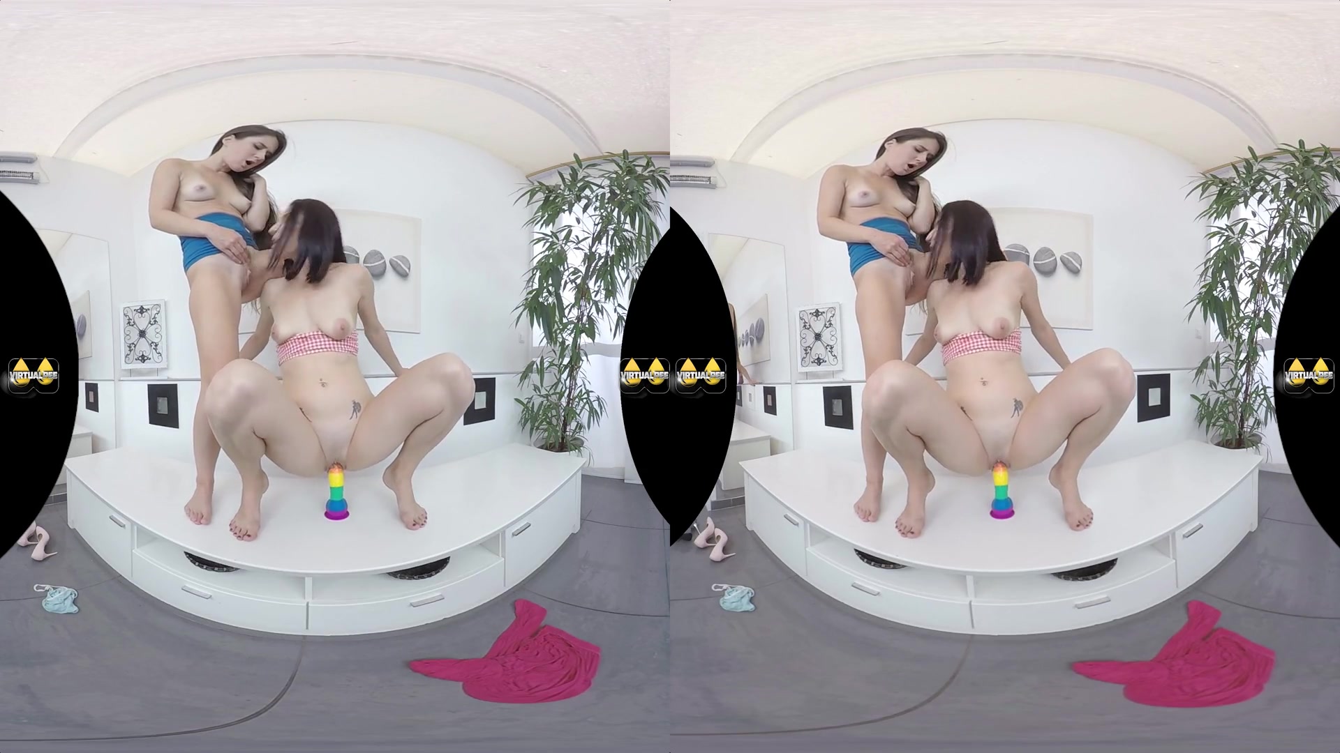 Lara Fox And Victoria Daniels - Yellow Shower Lesbian 3D Porn