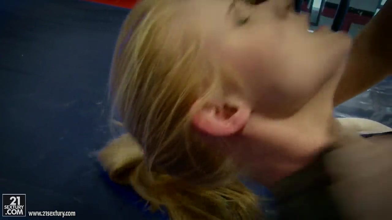 Amazing fight of amazing babes Alice King and Daikiri
