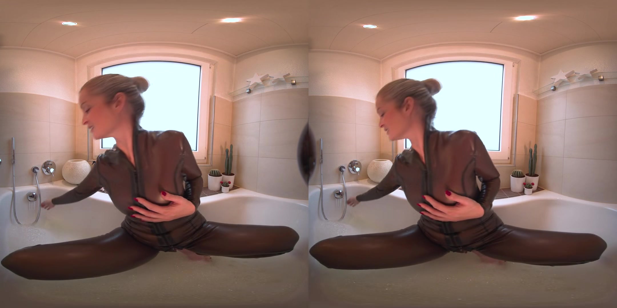 Latex Bathtube Fun