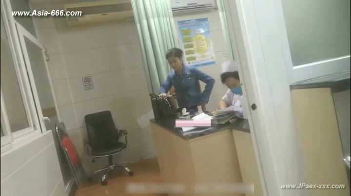 peeping chinese woman to go to the hospital for an injection.1