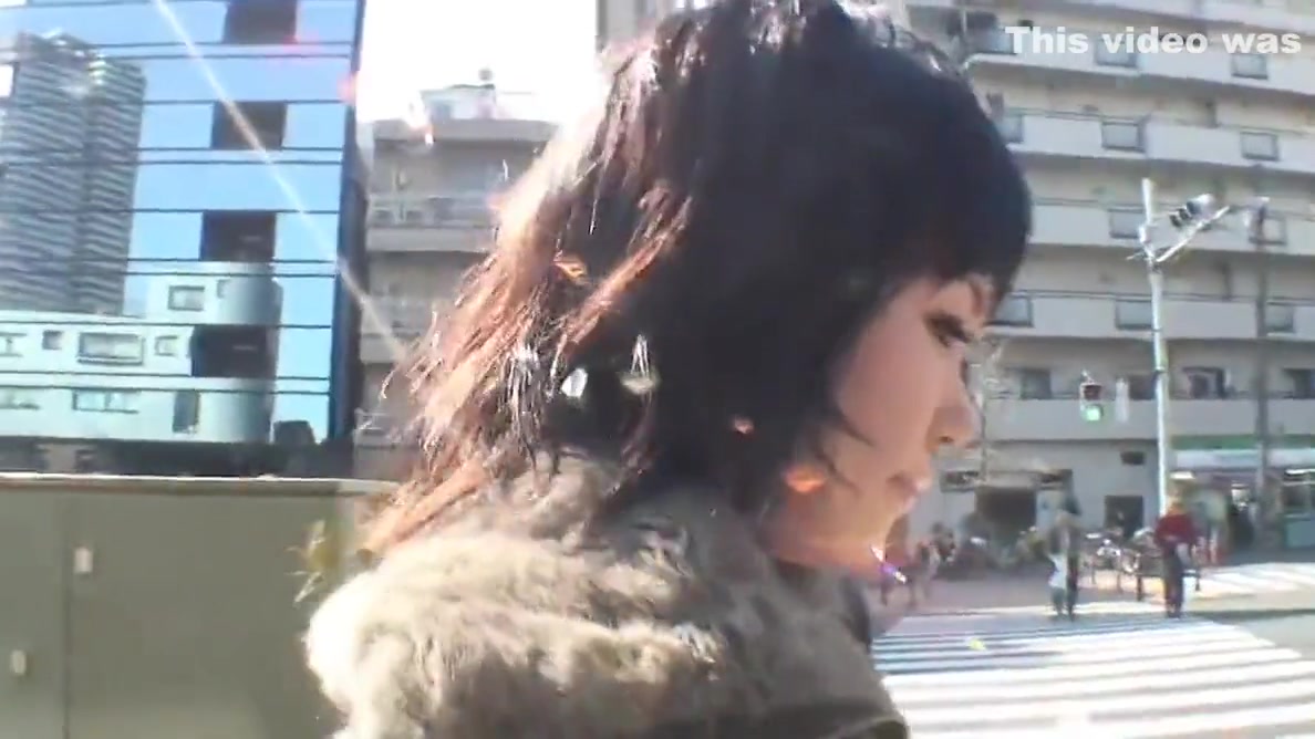Young whore in stockings gets fingered in the car