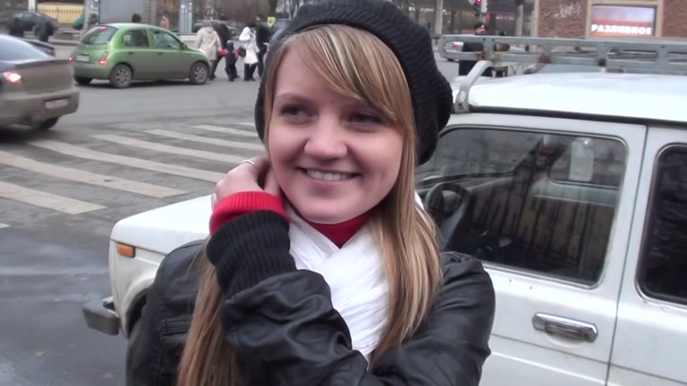 Blonde goes for risky outdoor blowjob