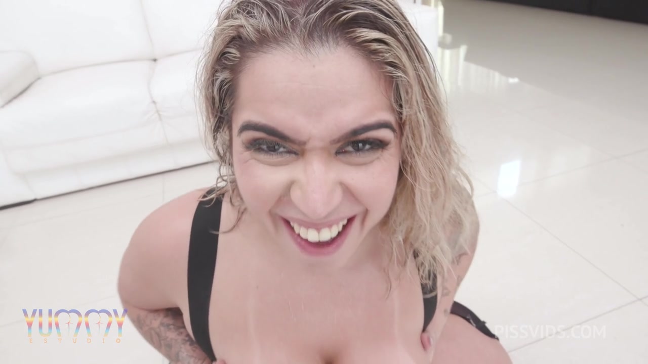 Big booty Victoria Dias doing her first scene in yummy estudio a hardcore instense dap dp and drinking pee - PissVids