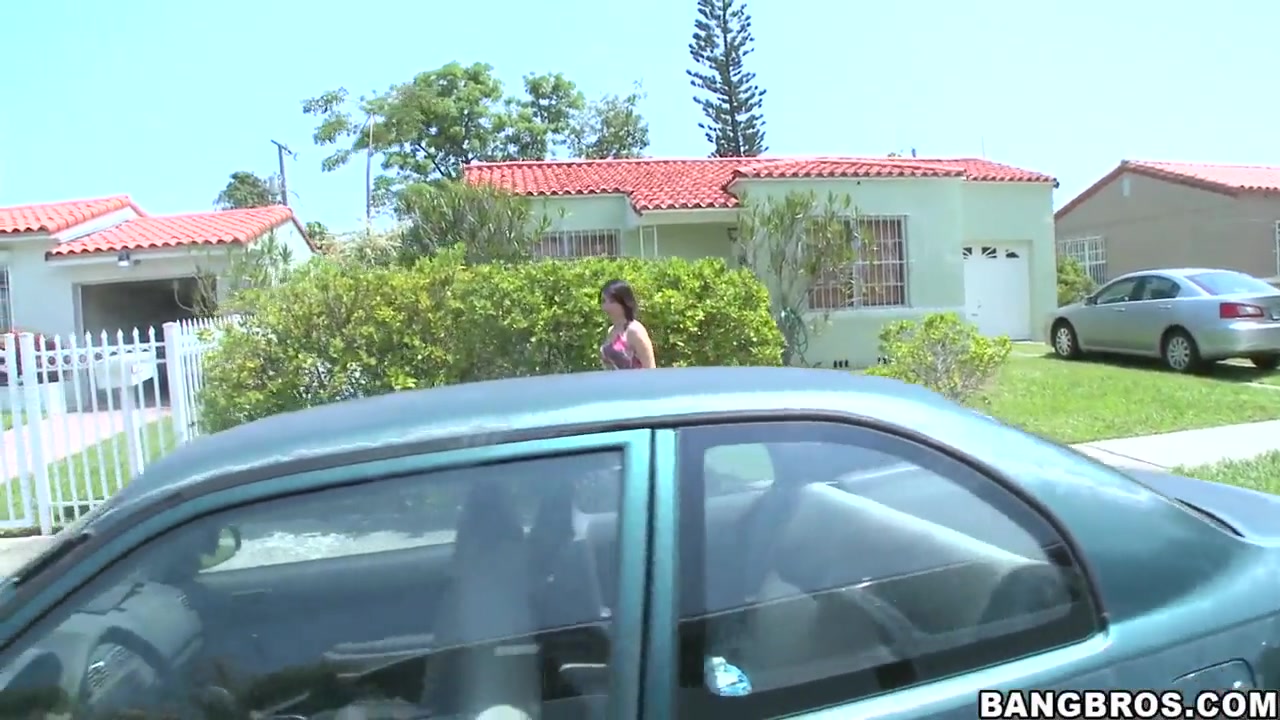 Petite latina Ripley Scott gets filmed on street