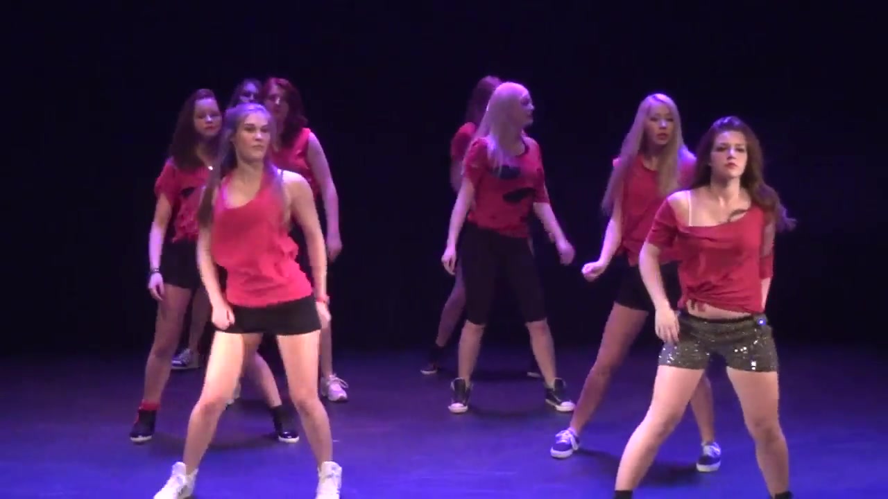 Karlijn Verhagen dancing