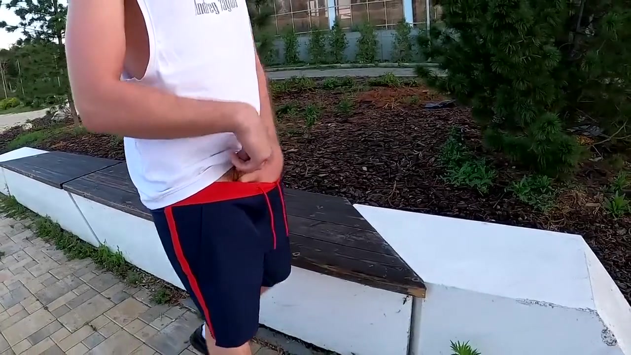 Guy Masturbates In The City In The Morning While Walking