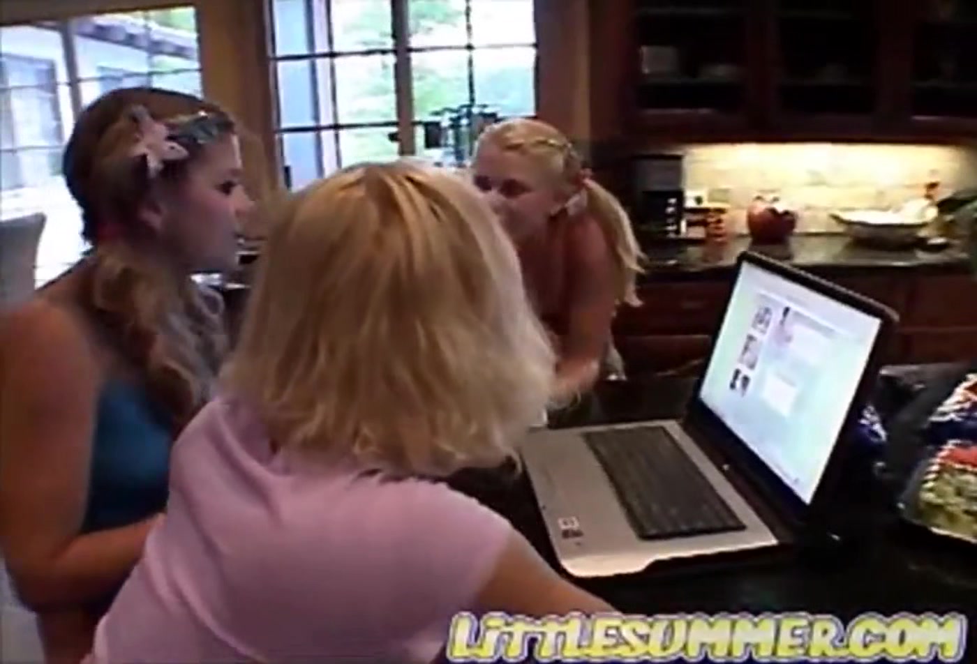 Lez trio teen 18+ licked out in all girl action