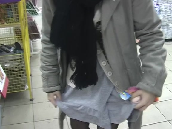Engulfing 10-Pounder in public place is a turn on