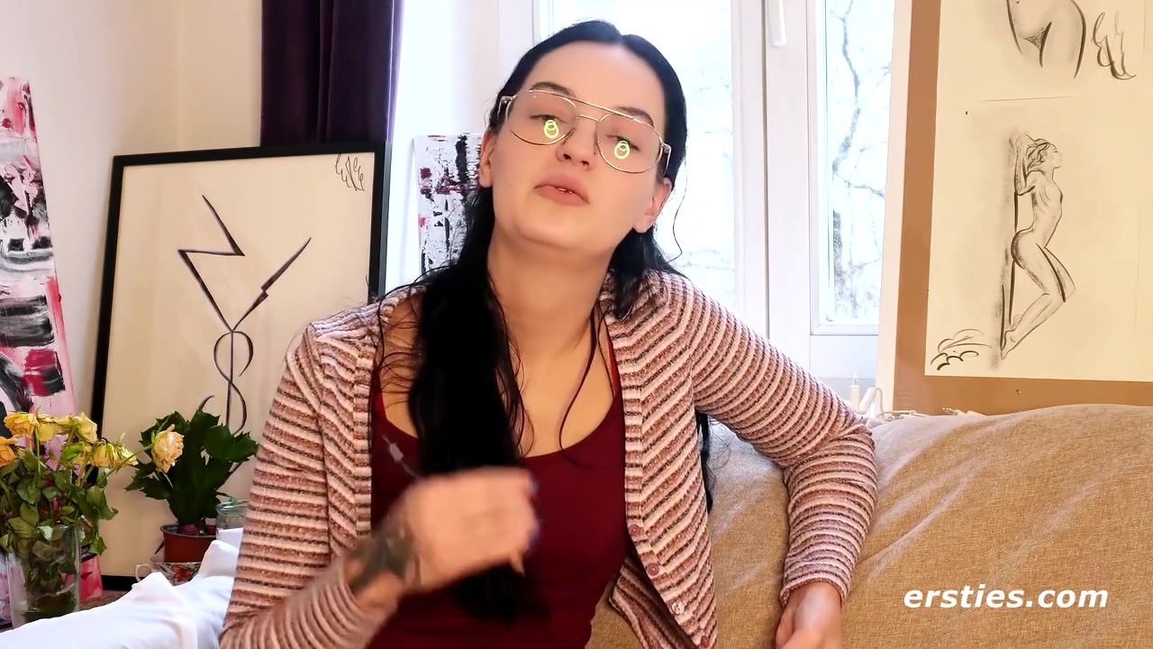 Artistic Babe Plays With A Dildo To Orgasm