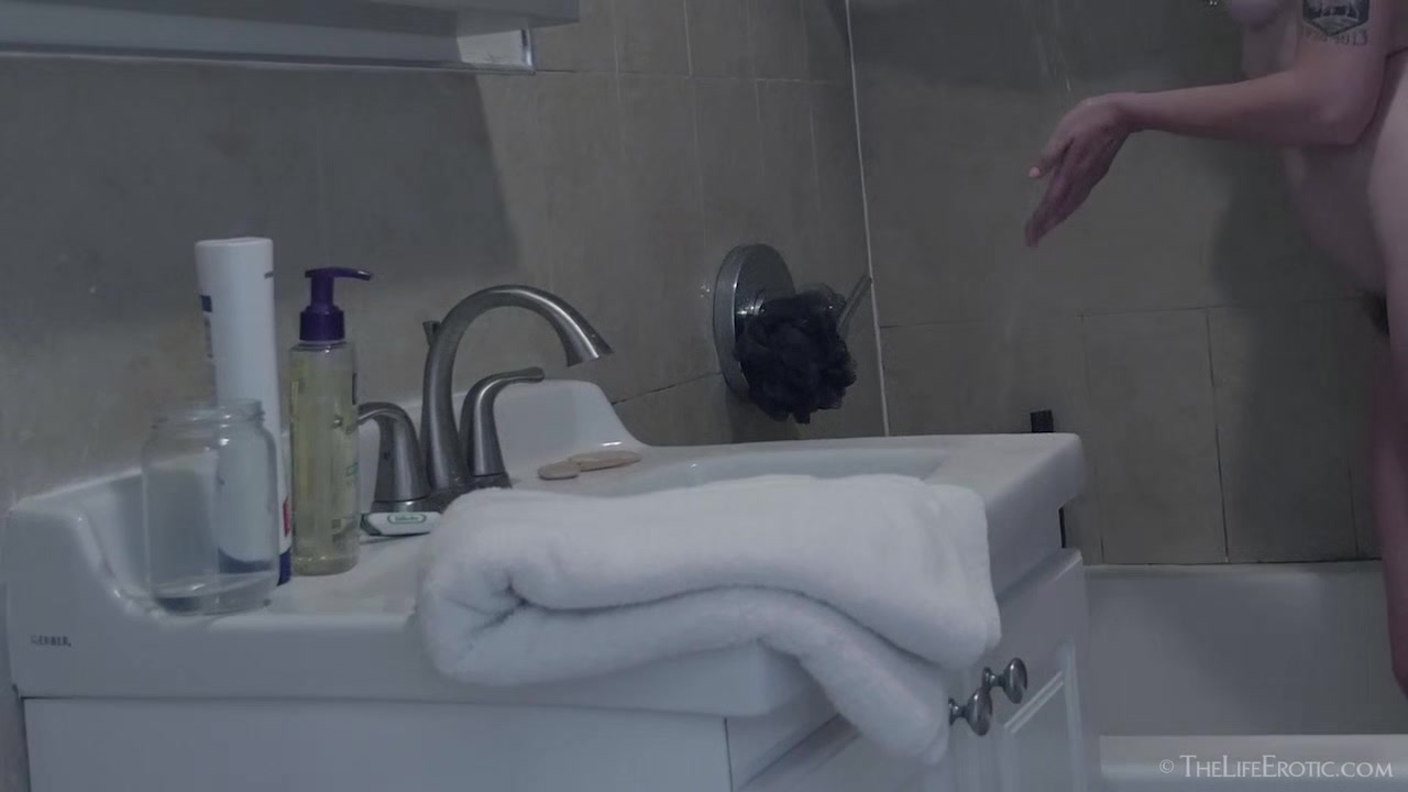 Golden Shower - Amanda Marie - TheLifeErotic