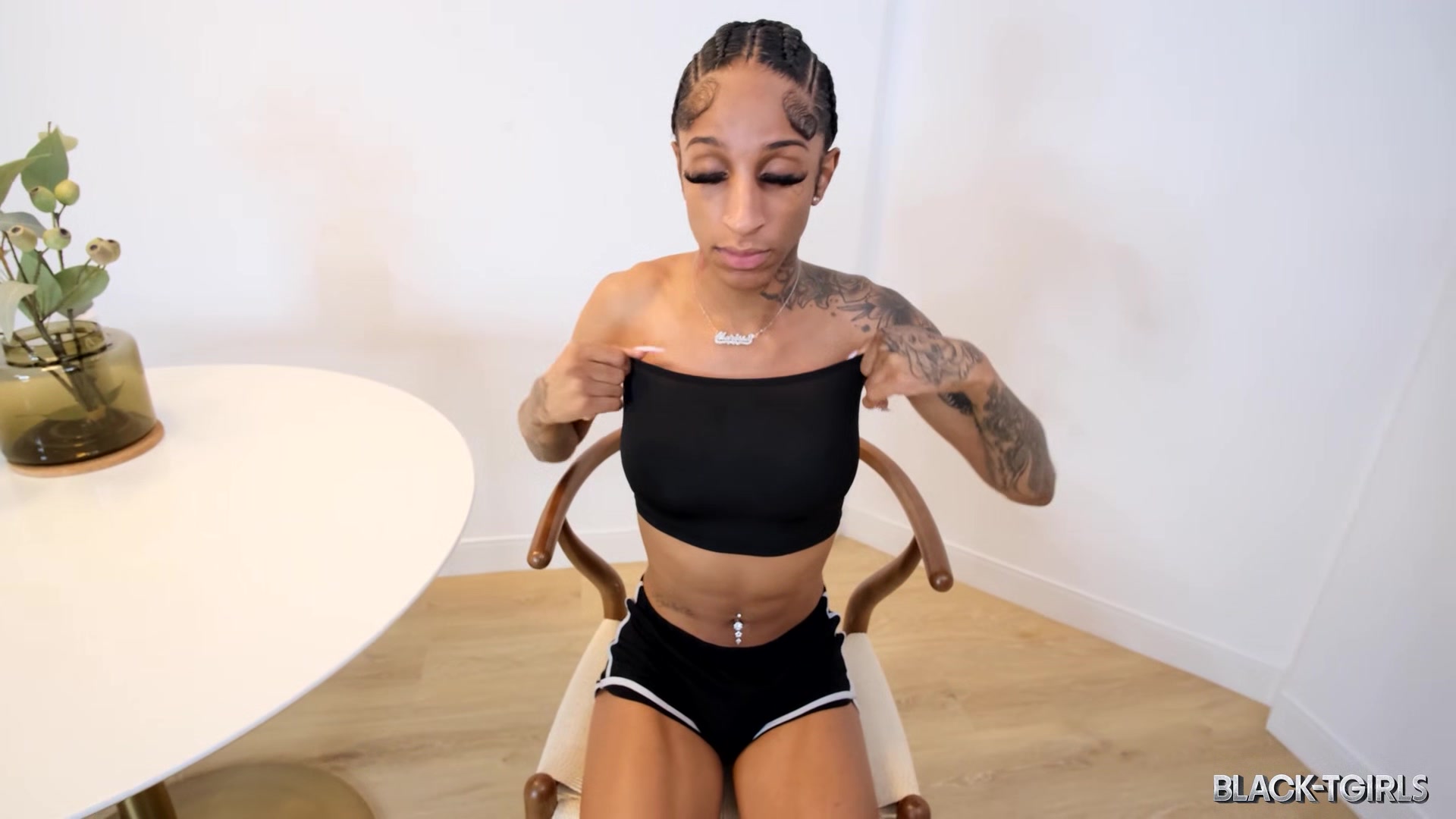 BLACK TGIRLS - Mari Tha Donn Flaunts Her Slim Sexy Body
