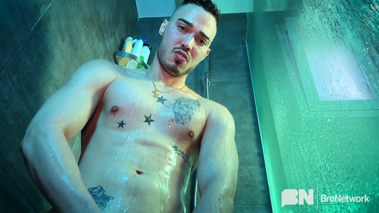 Hotafmen: Thiago Pumping In The Shower