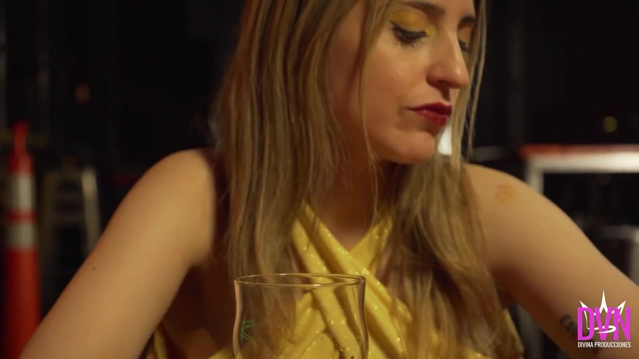 Divina Maruuu In Una Noche Con El Barman X-13 Latex