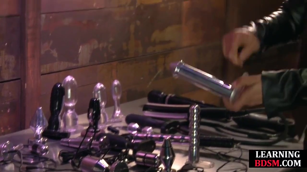 Electroplay Domme Shocks Les Sub During Lesson