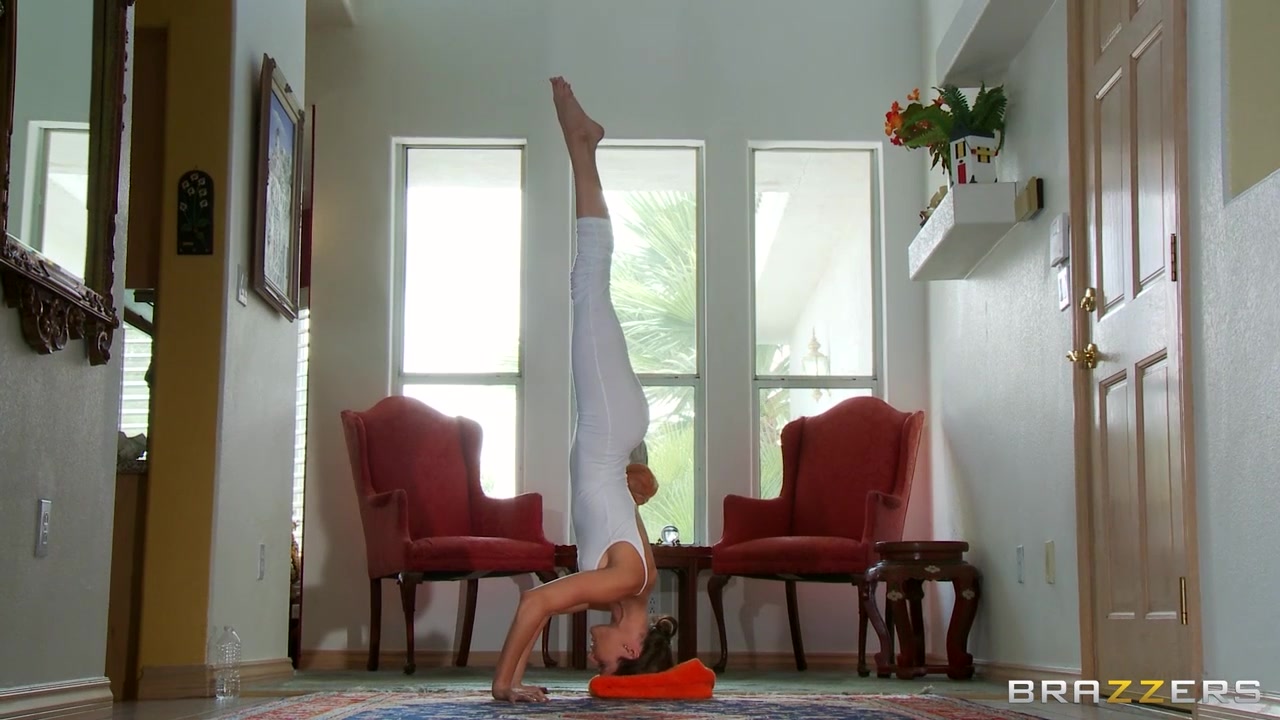 Brazzers - Dirty Masseur - Jenni Lee and Johnny Sins - Stretch Pants And Pulling Groins