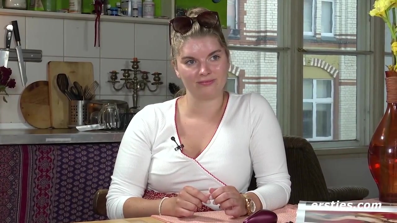 Blonde Halb-danin Natascha Fingert Sich Doggy Auf Dem Kuchentisch