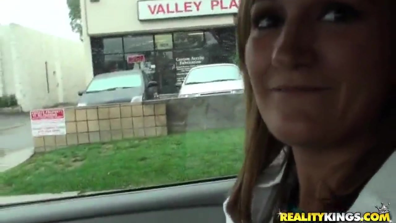 Brunette Hollie Monroe sucks Voodoo in the car