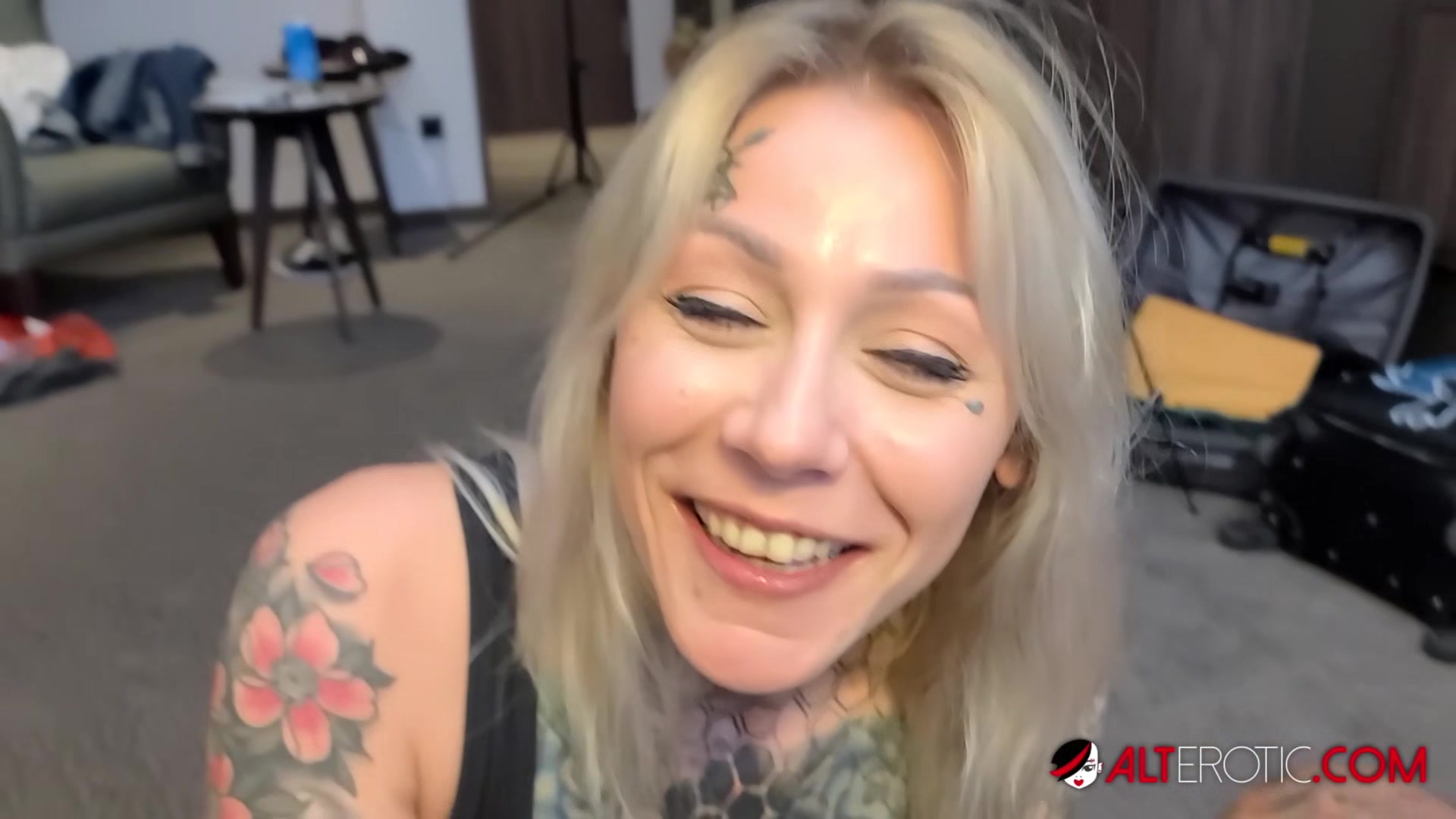 Nayomi Sharp Giving a Blowjob Before Tattooing herself - AltErotic