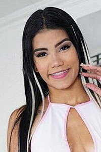Valeria Flores