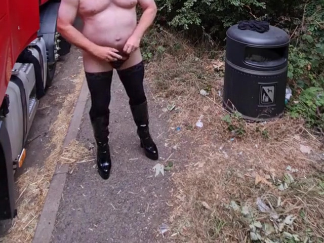 Sissy Crossdresser Wank Outdoors
