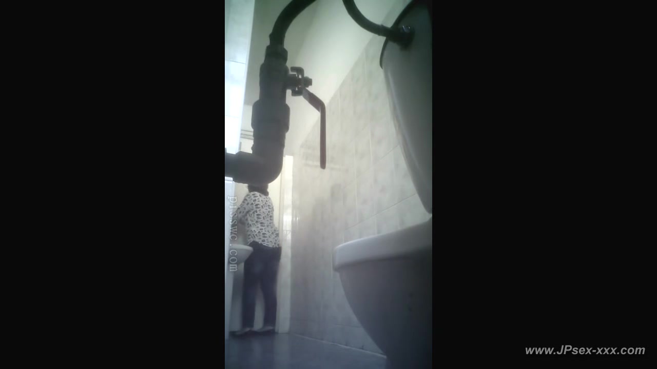 peeping blondes go to toilet.83