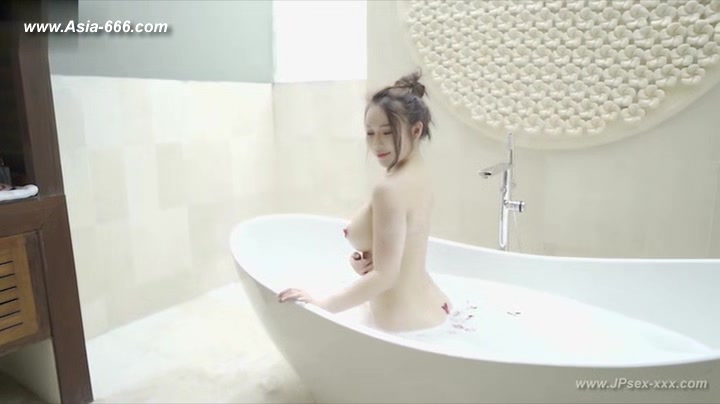 chinese model posing nude.***