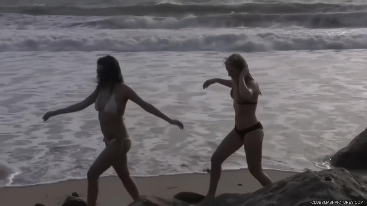 Natalia Rogue and Vicky Chase - Blowjob on the Beach