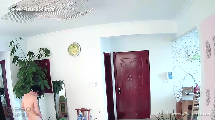 Hackers use the camera to remote monitoring of a lover's home life.225_2
