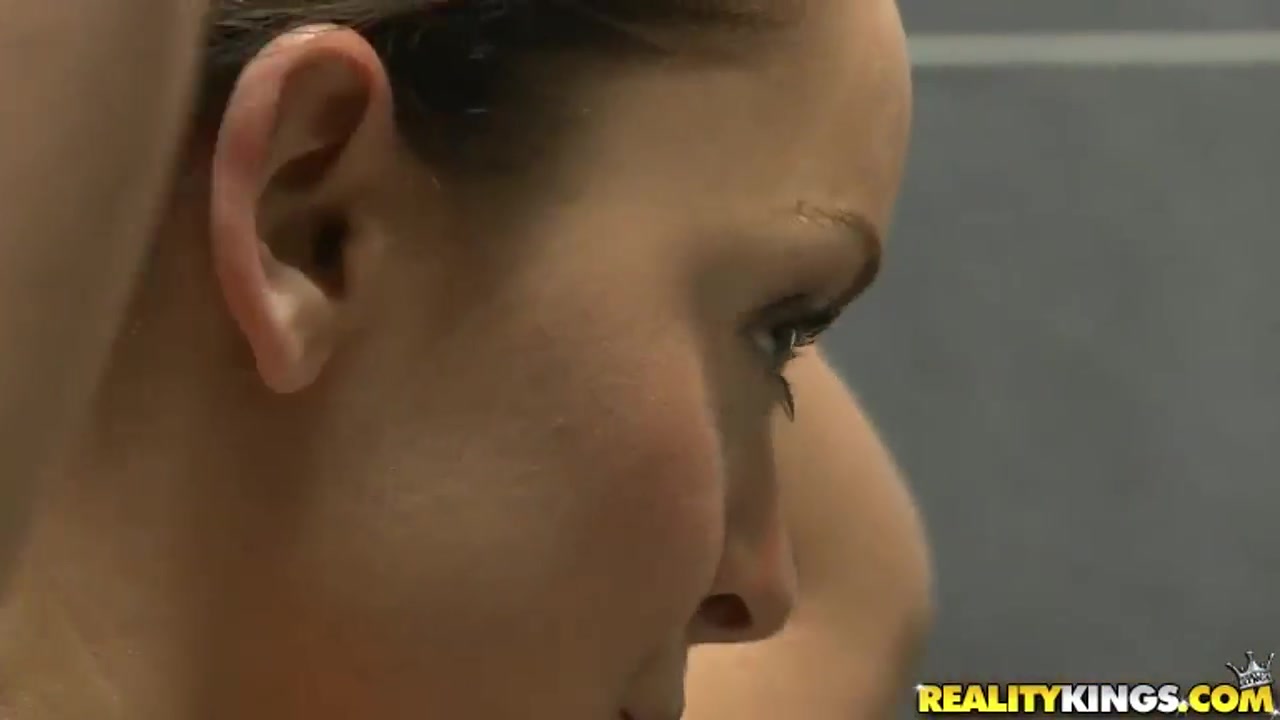 Liza del Sierra sucks off a buff stranger