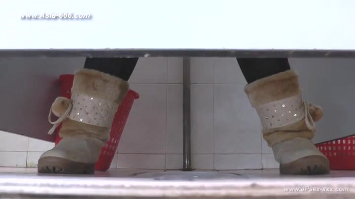 chinese girls go to toilet.84