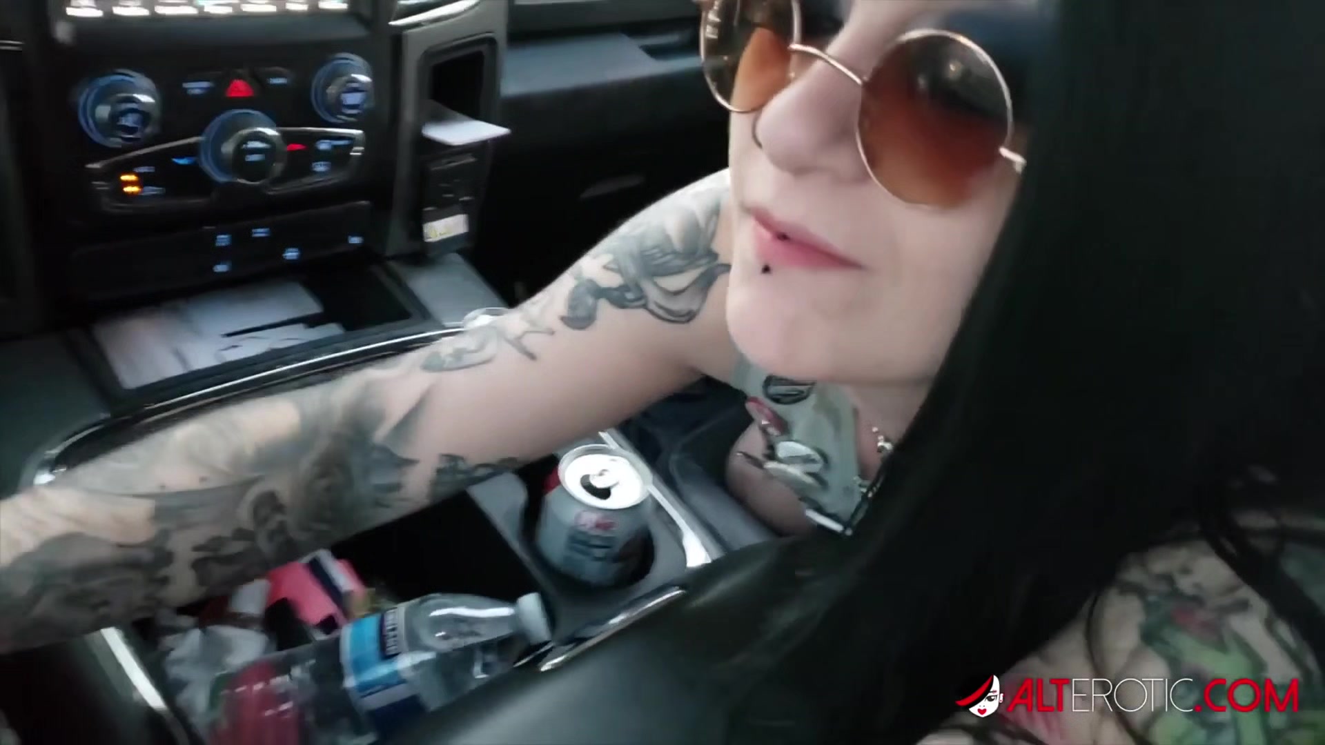 Inked up Mallory Maneater sucks cock in the car