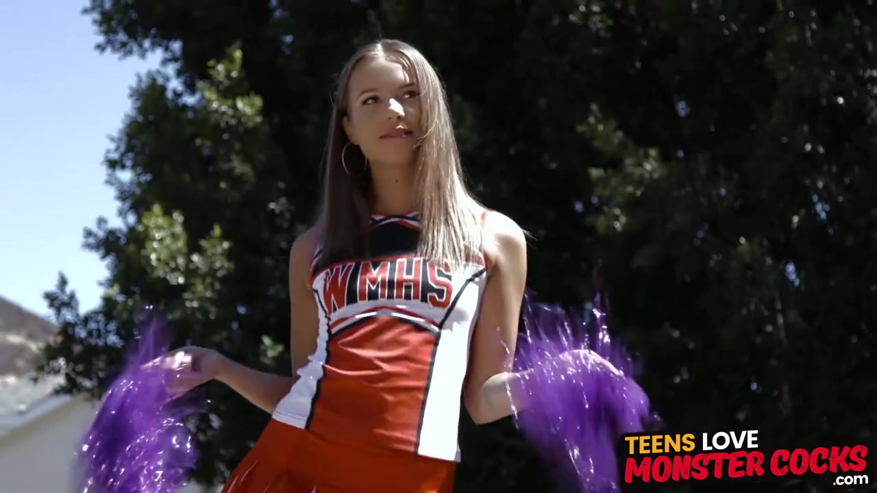 teen 18+ Liza Rowe uses cheerleading skills in interracial fuck