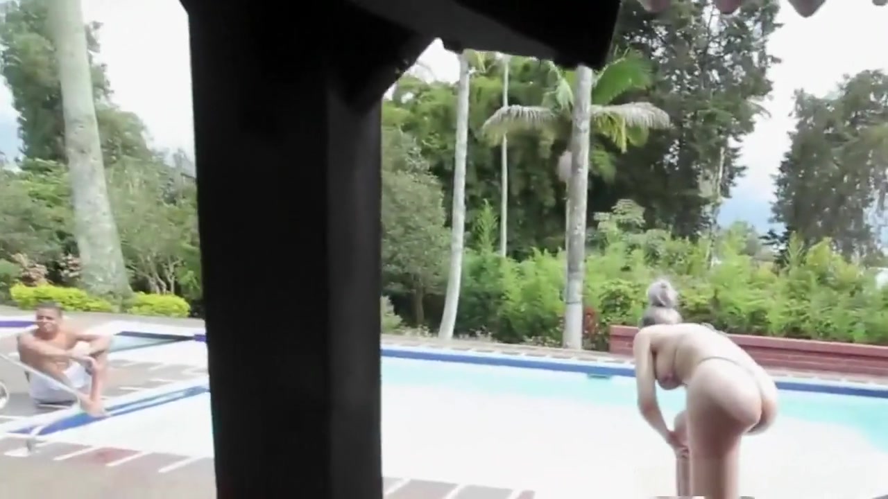 Busty tattooed tgirl outdoors showing booty