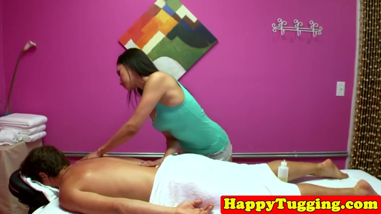 Asian masseuse sixtynines client with