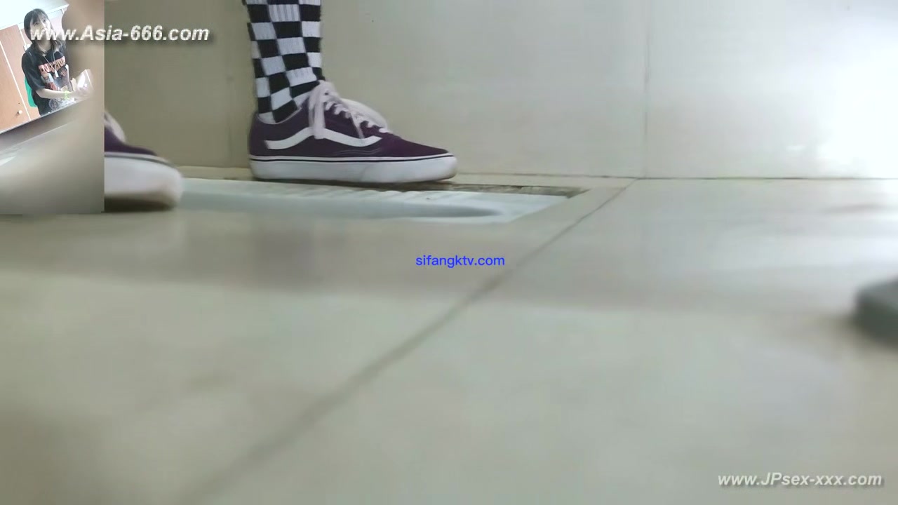 chinese girls go to toilet.300