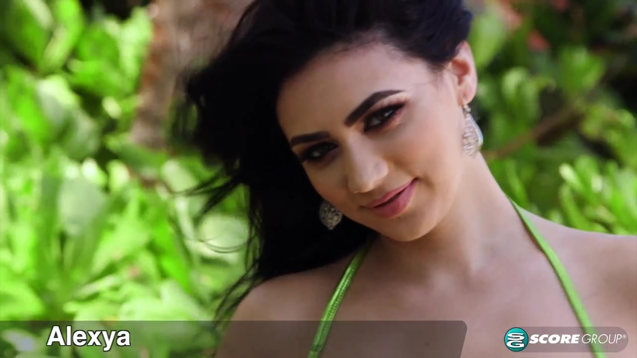 Alexya Was Born To Play In This Tropical Paradise - ScoreLand