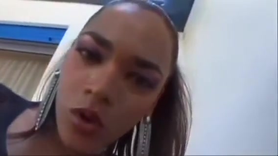 shemale toys Herself previous to 3some
