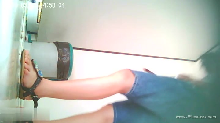 chinese girls go to public toilet.2