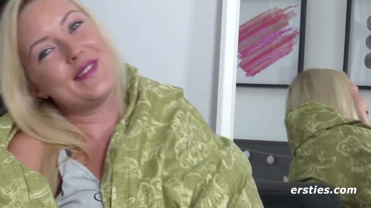 Die Blonde Inge Gibt Gerne Den Ton An