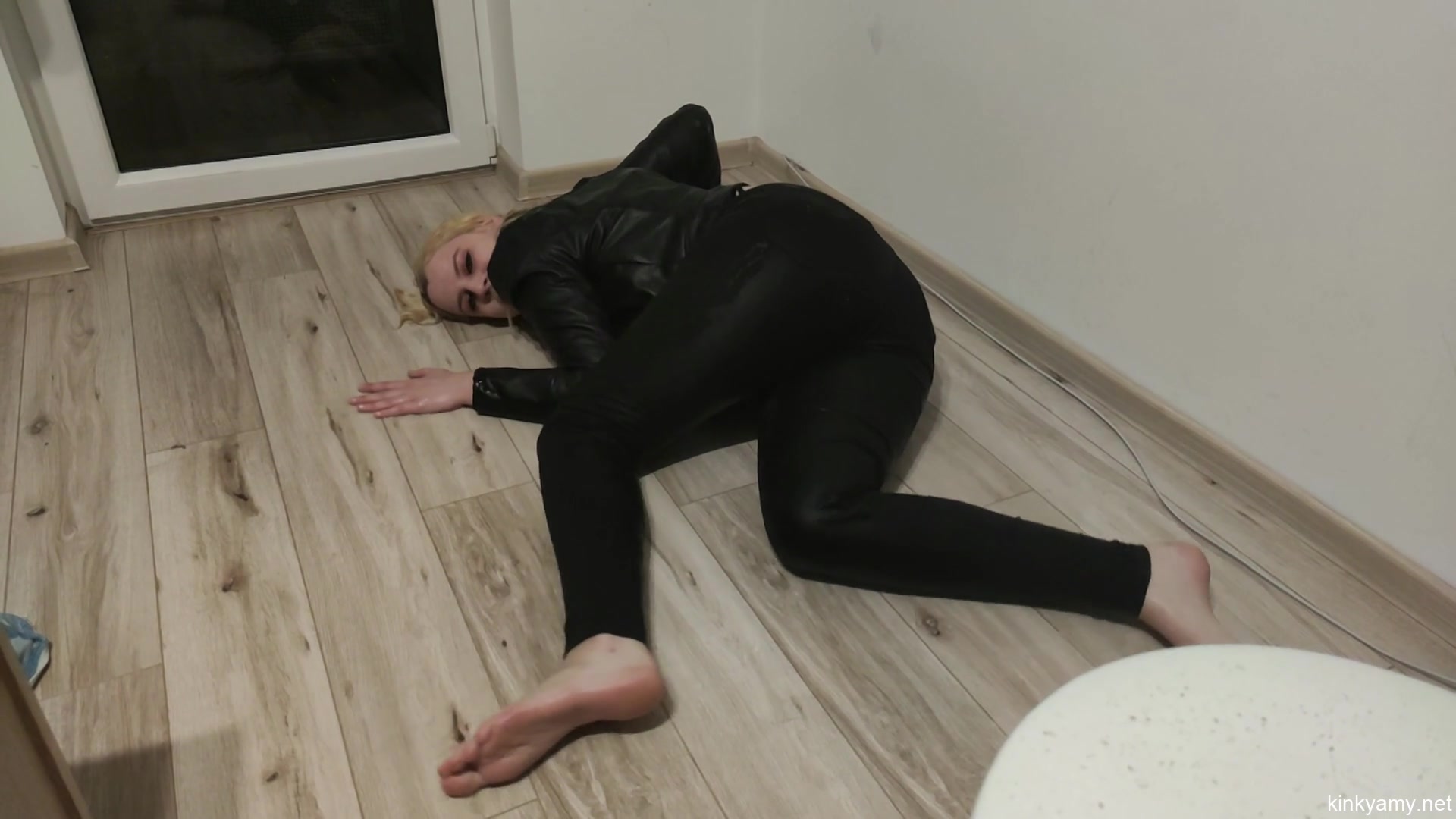 Wetting Jeans Golden Shower And Playing - Kinky Amy
