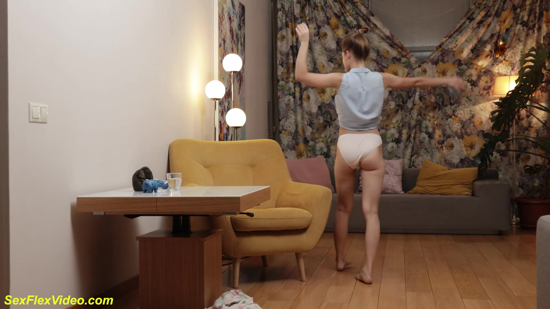 18 Y.O Teen Shows First Time Naked Her Flexi Body