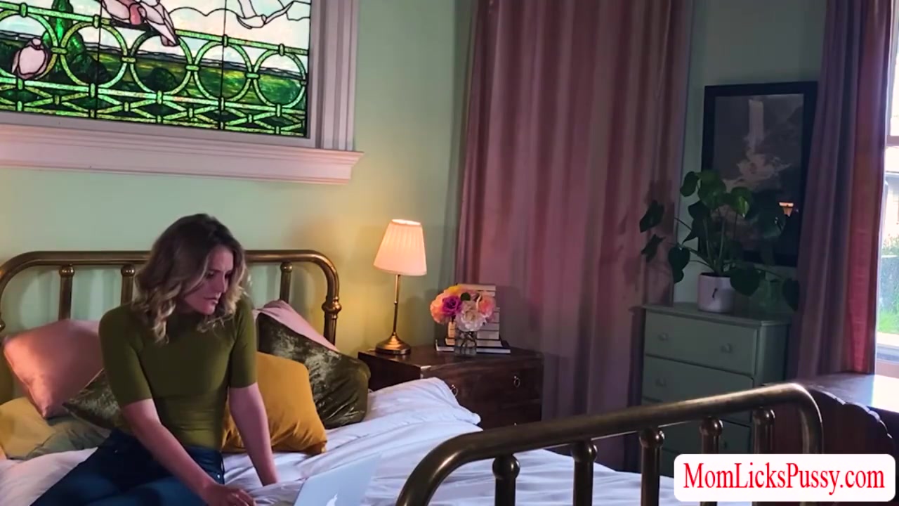 Stepmom Gets Wet After Watching The Masturbation Of Her