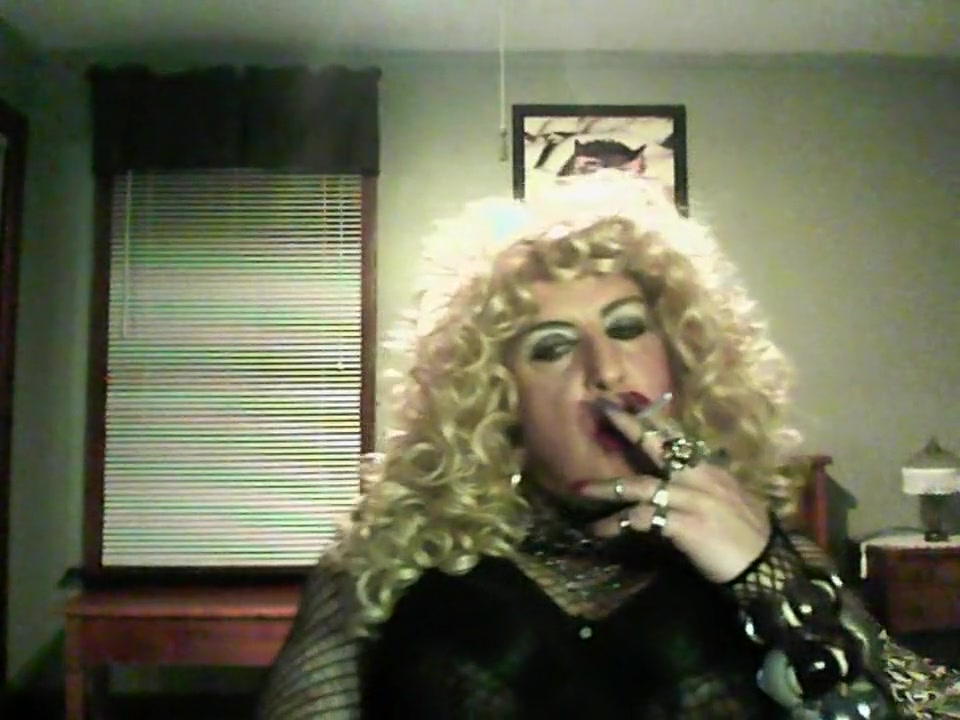 MzRoxy smoking fetish tranny