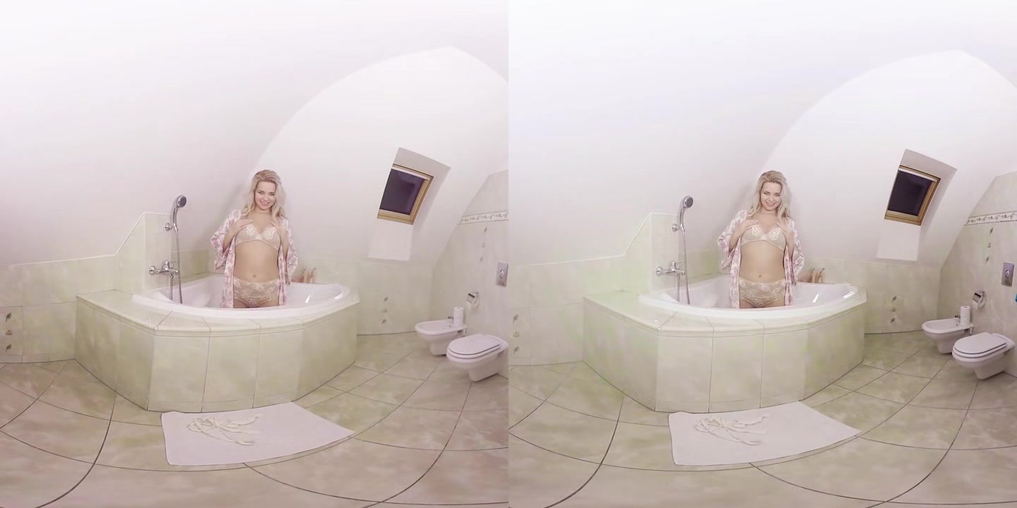 Nikky Dream Plays in the Tub