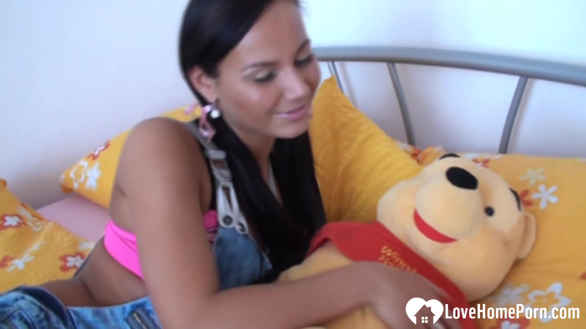 Hot solo chick likes to masturbate for you