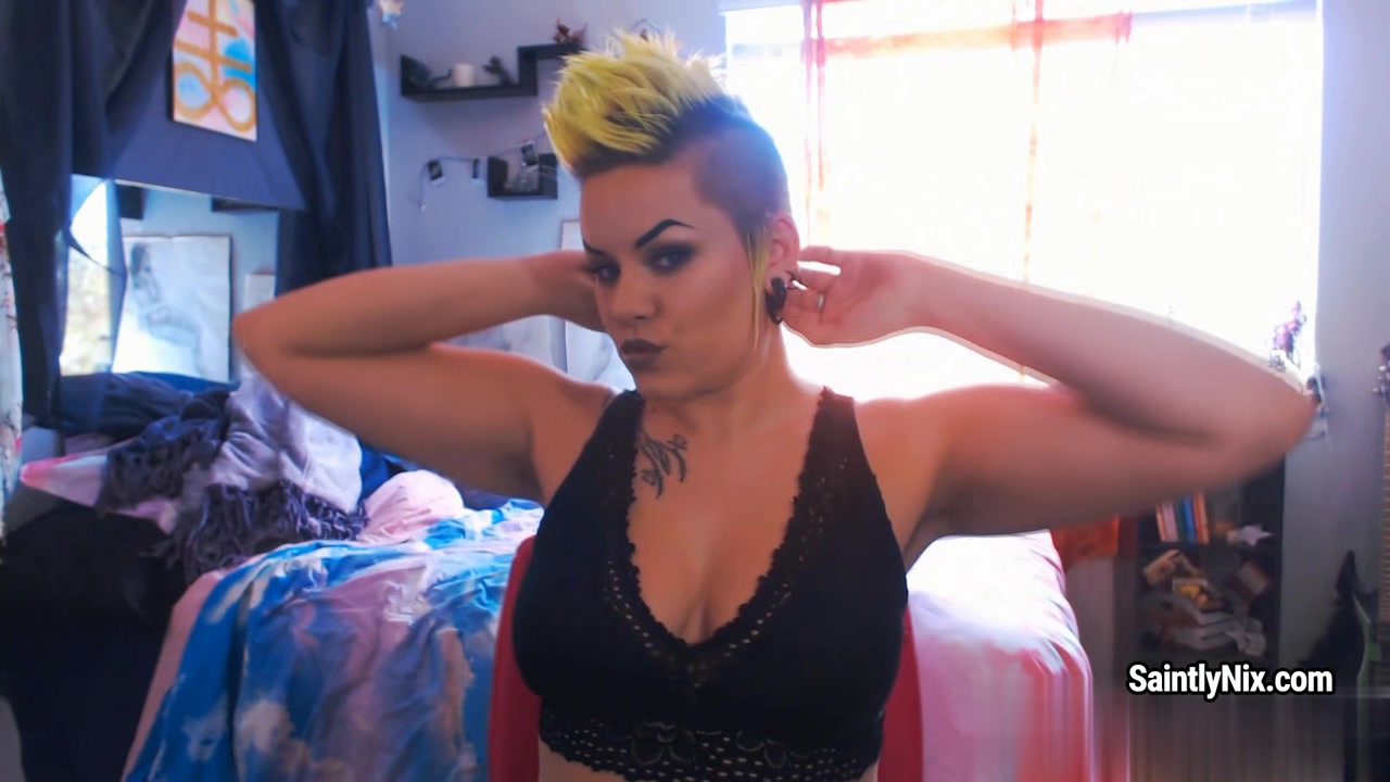 Booty chick Saintly Nix with cropped hair records her first video