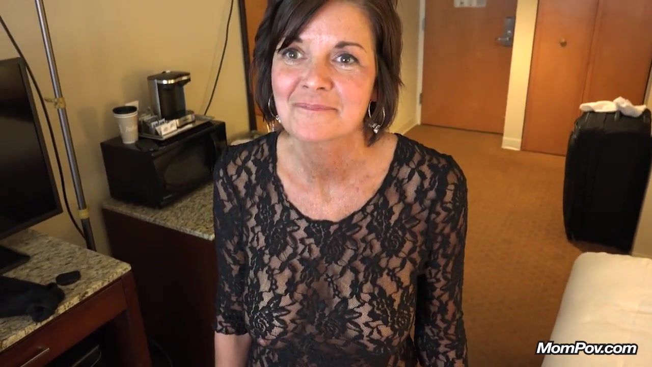 Country MILF gets a big facial